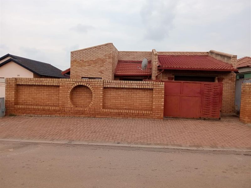 House For Sale in Protea Glen EXT 11, Soweto - Photo 2