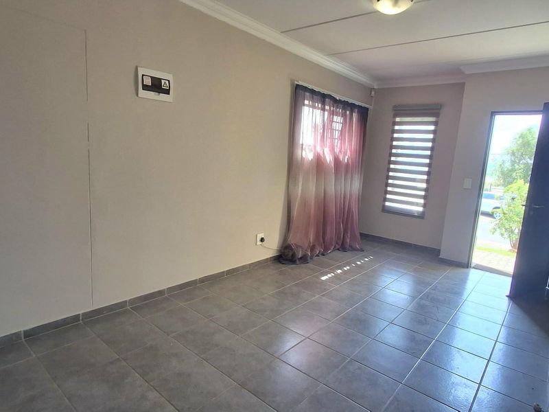 Double-Storey Home with Iconic Johannesburg Skyline Views - South Hills Lifestyle Estat - Photo 6