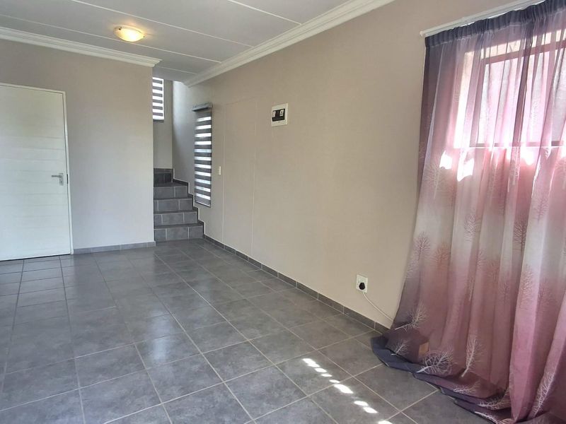 Double-Storey Home with Iconic Johannesburg Skyline Views - South Hills Lifestyle Estat - Photo 4