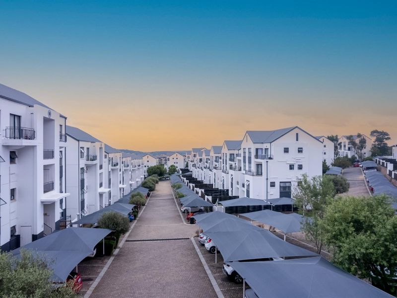 Modern, Secure and Perfectly Located 2 Bedroom Apartment for Sale in Oakdene - Photo 3