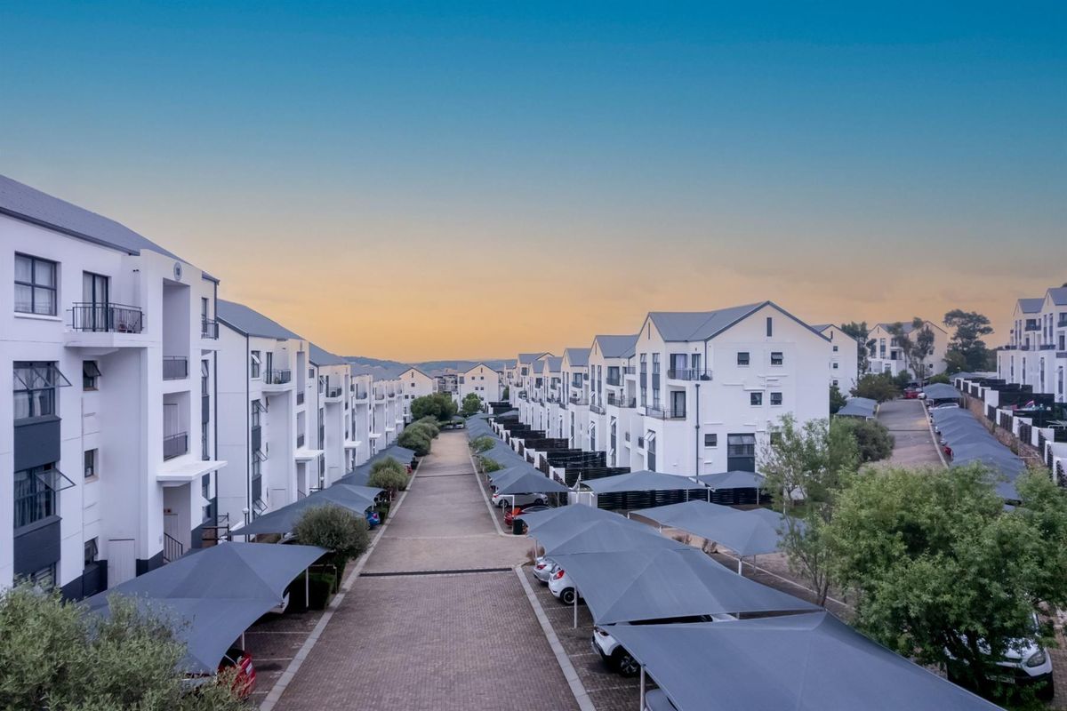 Modern, Secure and Perfectly Located 2 Bedroom Apartment for Sale in Oakdene - Photo 3