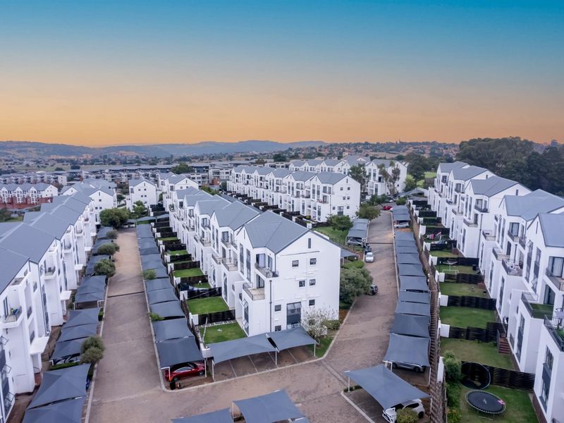 Modern, Secure and Perfectly Located 2 Bedroom Apartment for Sale in Oakdene - Photo 2