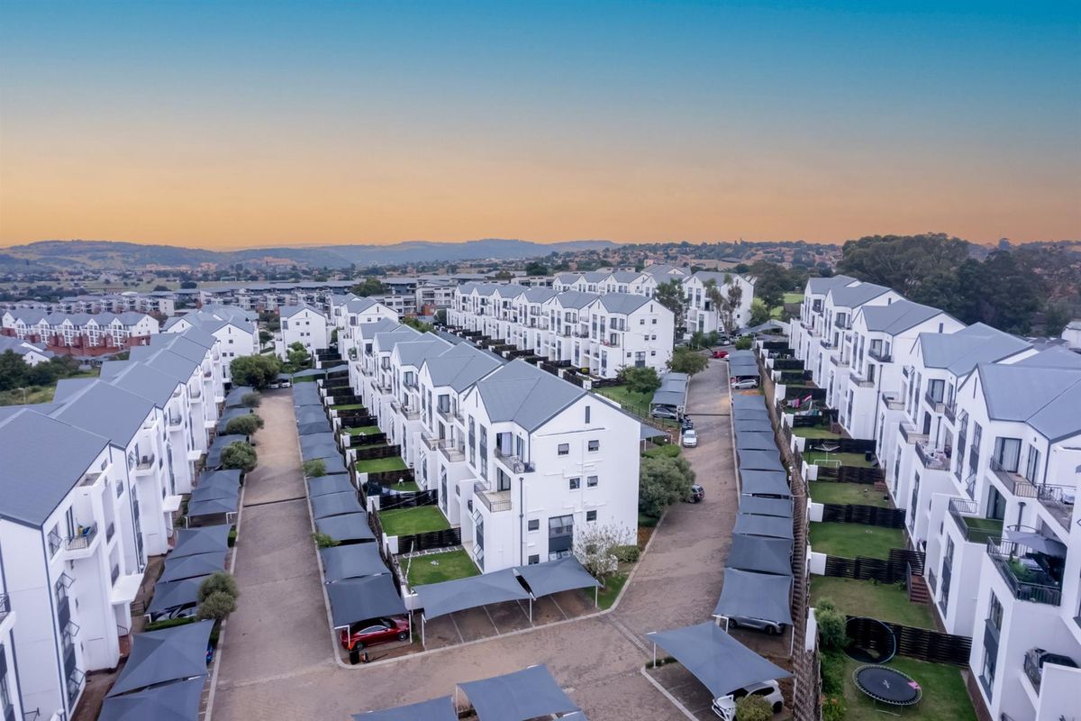 Modern, Secure and Perfectly Located 2 Bedroom Apartment for Sale in Oakdene - Photo 2