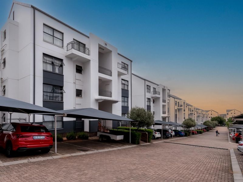 Modern, Secure and Perfectly Located 2 Bedroom Apartment for Sale in Oakdene - Photo 5