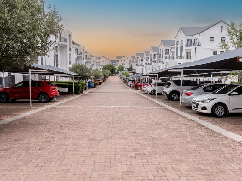 Modern, Secure and Perfectly Located 2 Bedroom Apartment for Sale in Oakdene - Photo 4