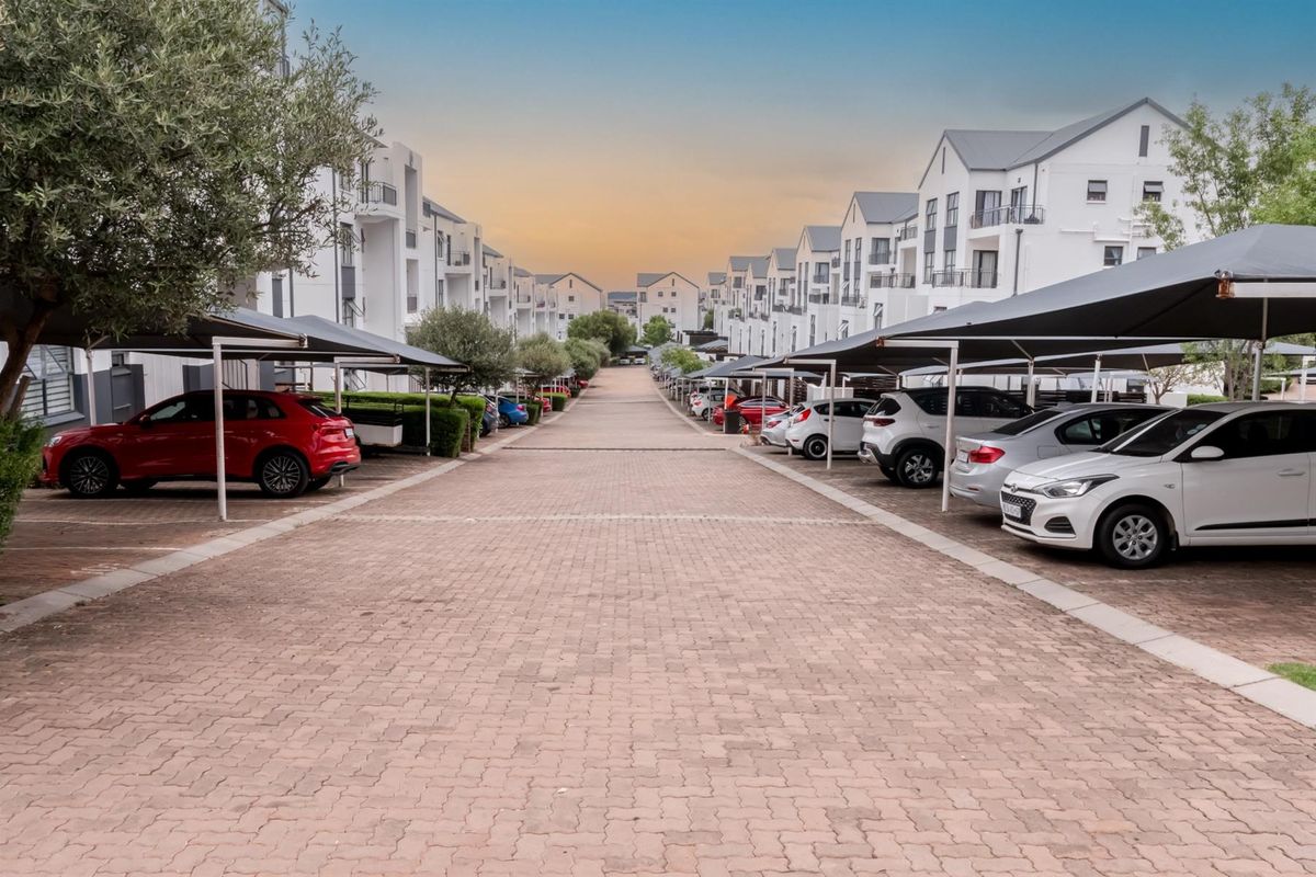 Modern, Secure and Perfectly Located 2 Bedroom Apartment for Sale in Oakdene - Photo 4