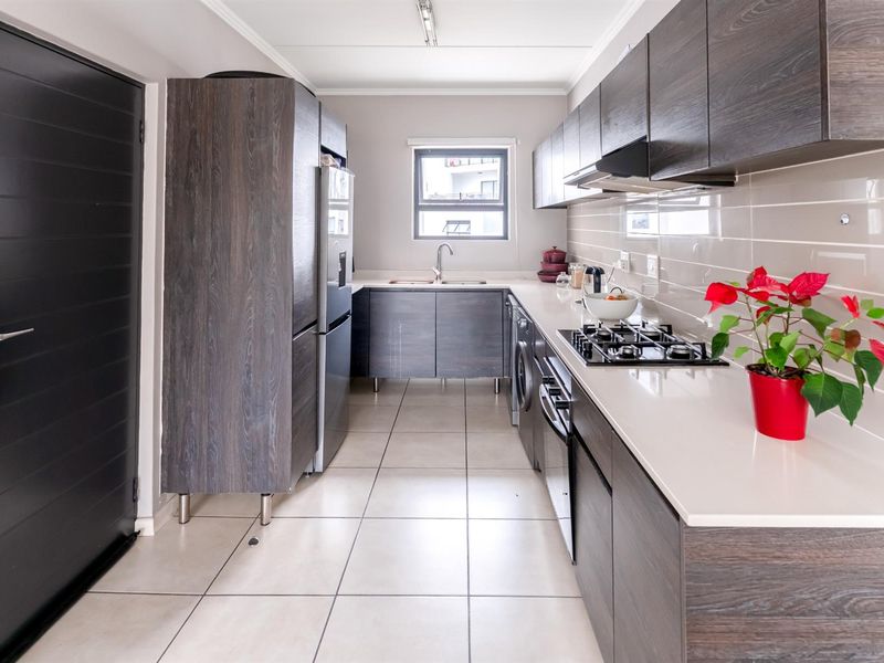 Modern, Secure and Perfectly Located 2 Bedroom Apartment for Sale in Oakdene - Photo 10