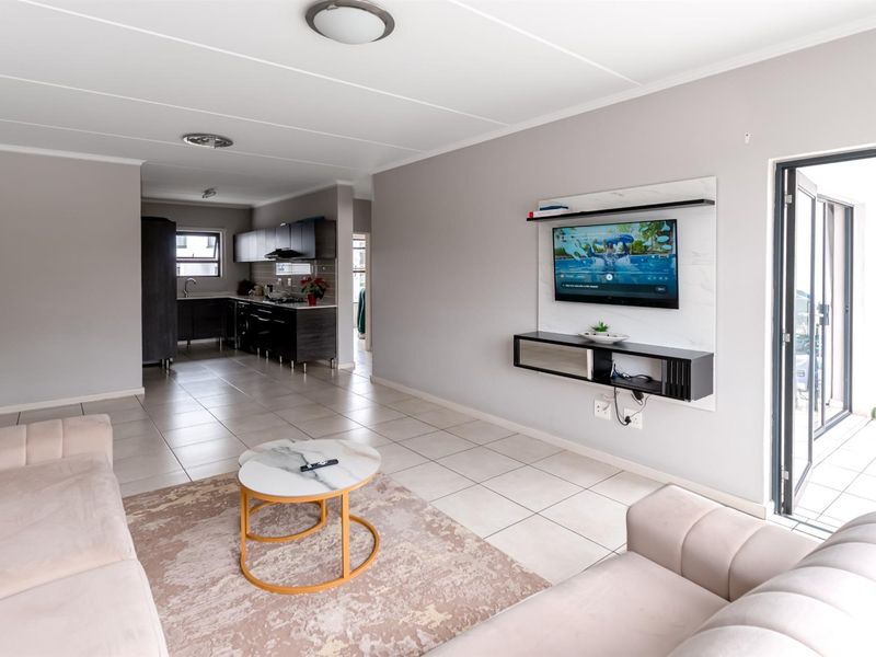 Modern, Secure and Perfectly Located 2 Bedroom Apartment for Sale in Oakdene - Photo 9