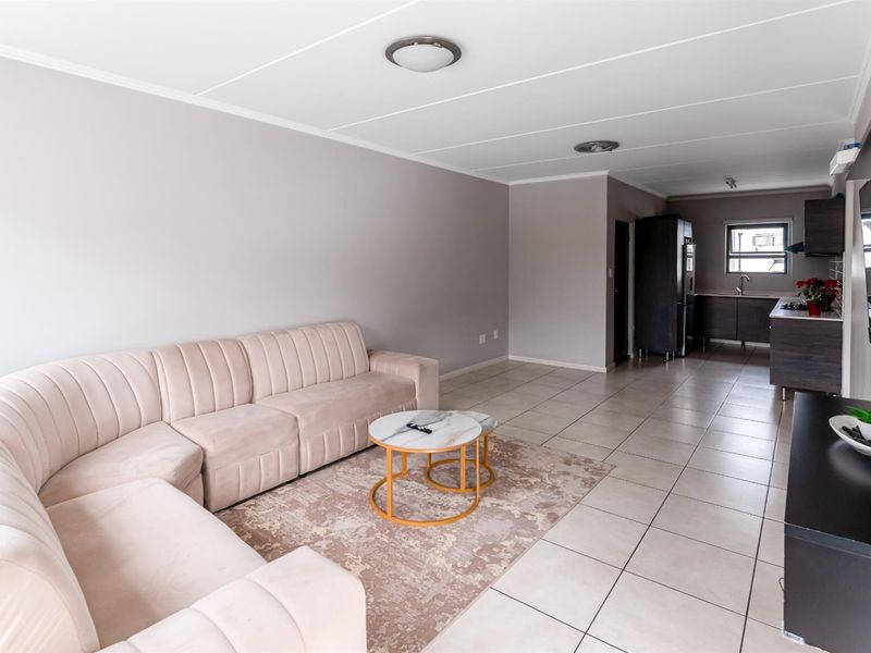 Modern, Secure and Perfectly Located 2 Bedroom Apartment for Sale in Oakdene - Photo 8