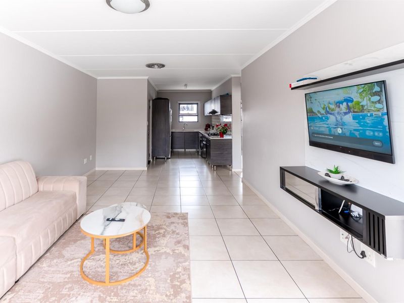 Modern, Secure and Perfectly Located 2 Bedroom Apartment for Sale in Oakdene - Photo 7