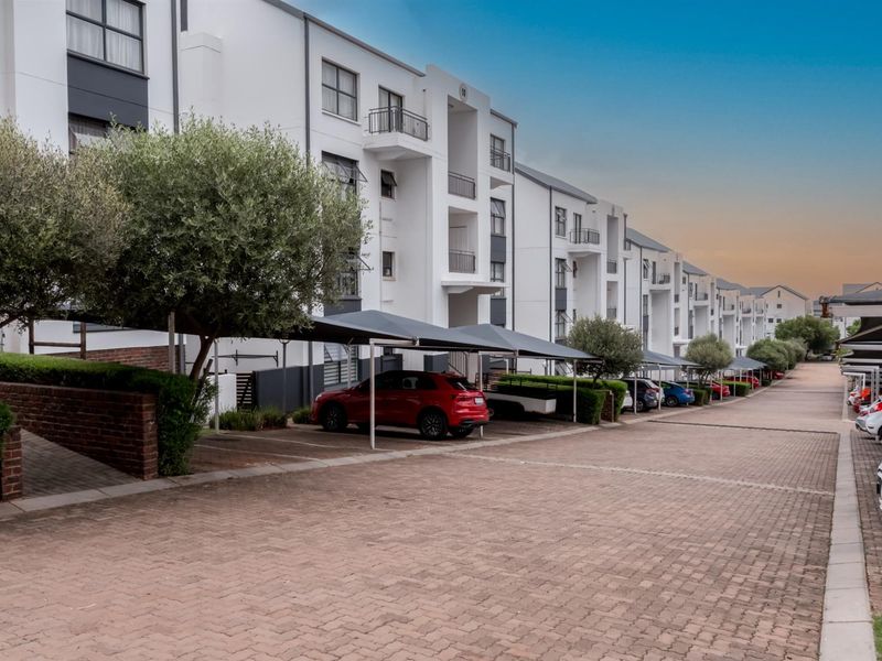 Modern, Secure and Perfectly Located 2 Bedroom Apartment for Sale in Oakdene - Photo 6