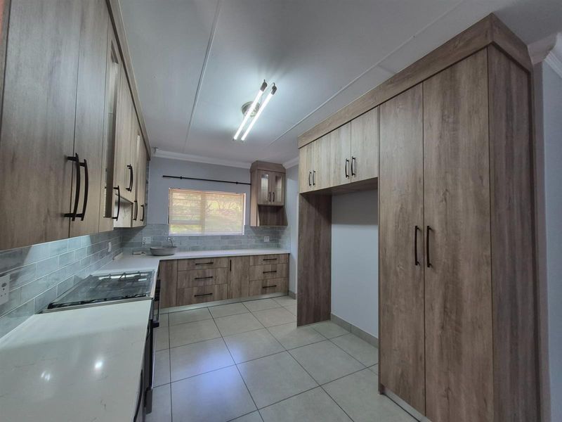 Kranspoort House for the Discerning Buyer! - Photo 6