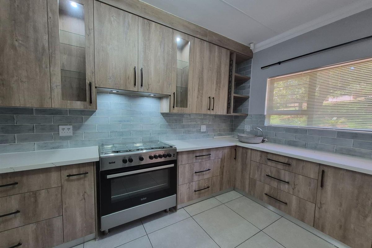 Kranspoort House for the Discerning Buyer! - Photo 2