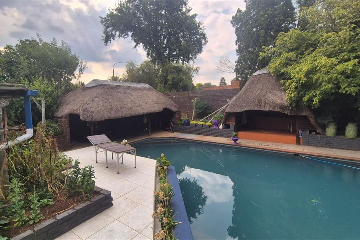 Four bedroom house in enclosed area in Sunward Park - Photo 5