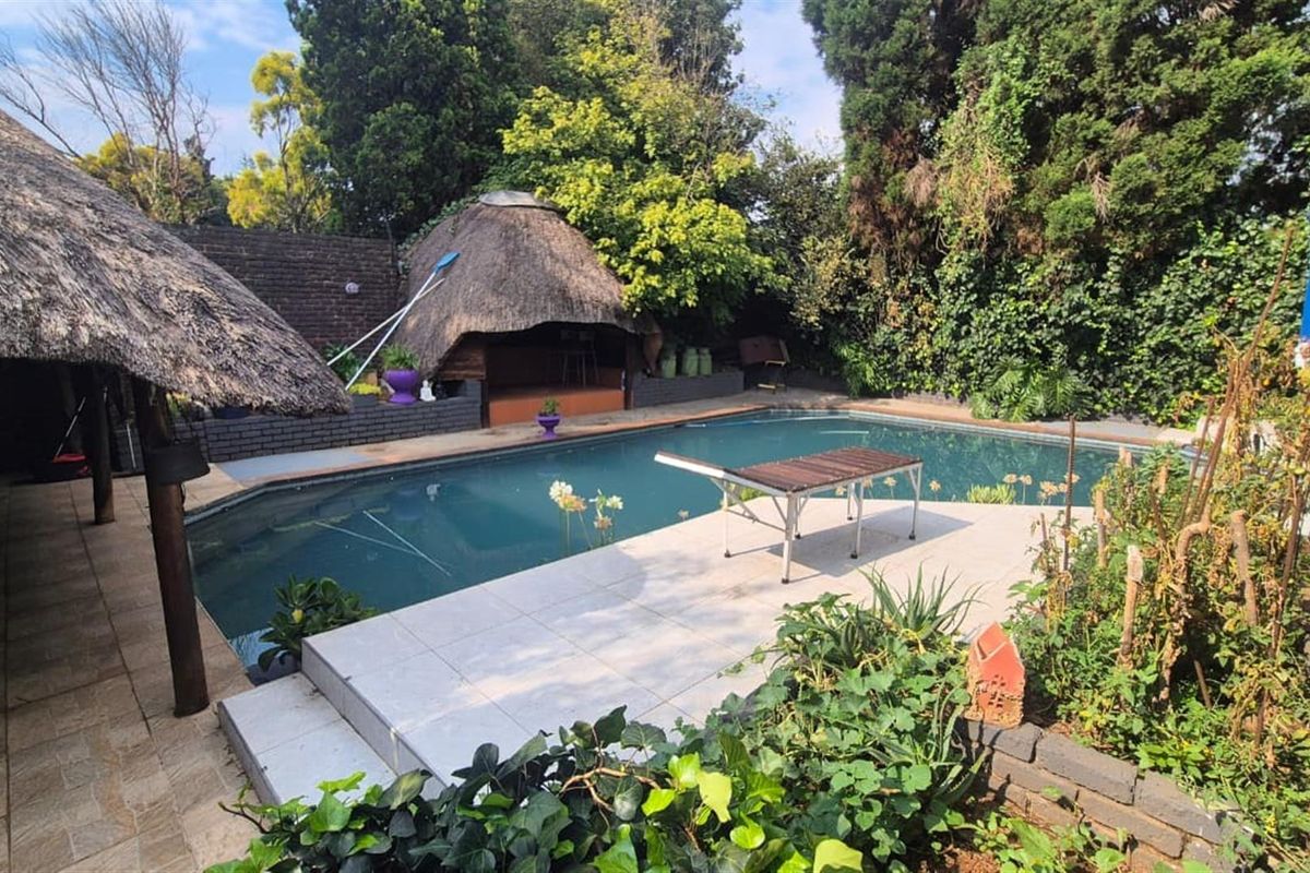 Four bedroom house in enclosed area in Sunward Park - Photo 4