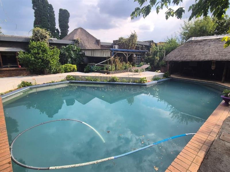 Four bedroom house in enclosed area in Sunward Park - Photo 2