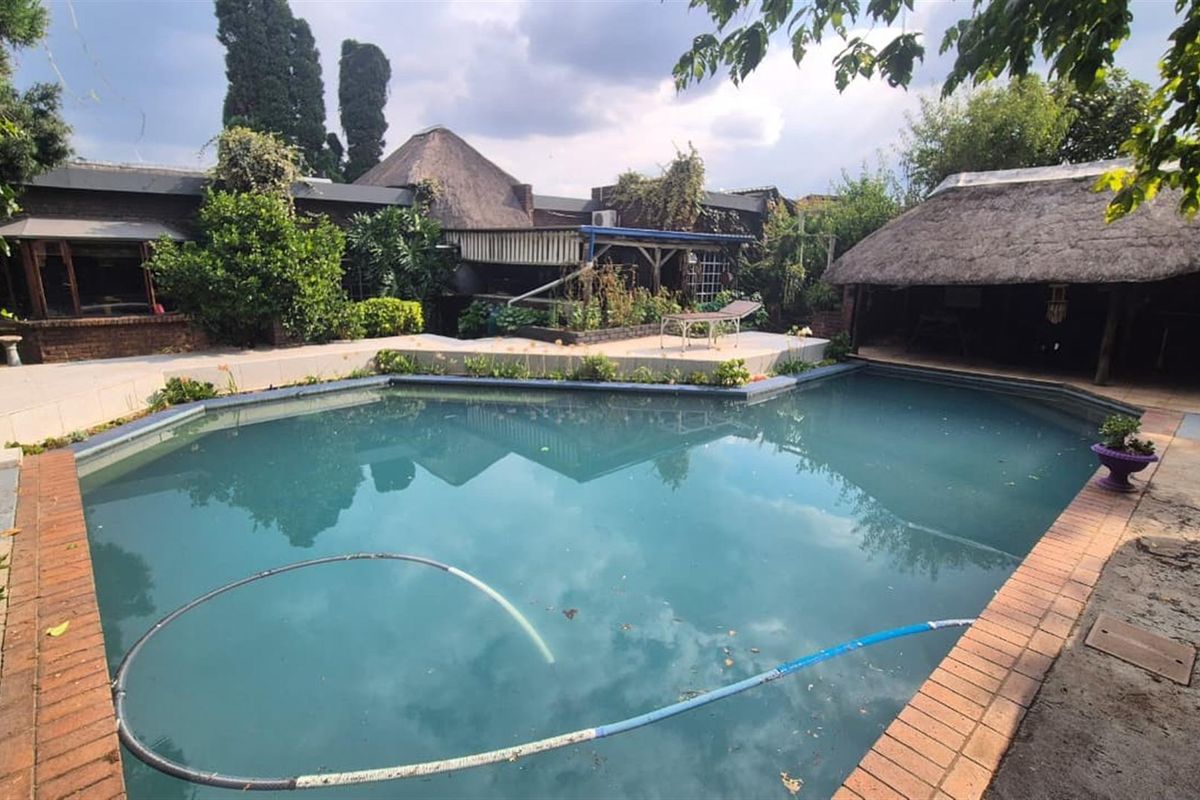 Four bedroom house in enclosed area in Sunward Park - Photo 2