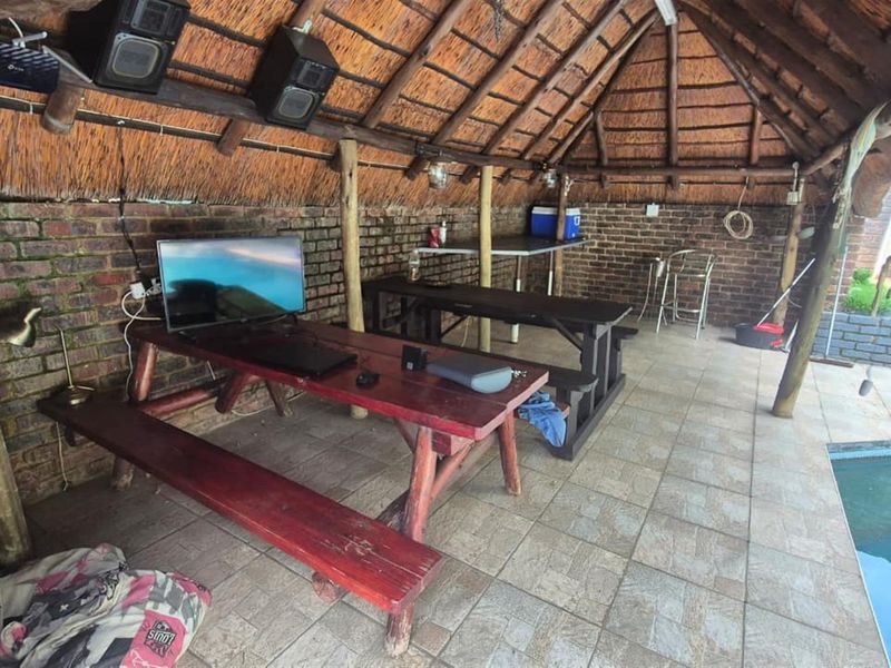 Four bedroom house in enclosed area in Sunward Park - Photo 6