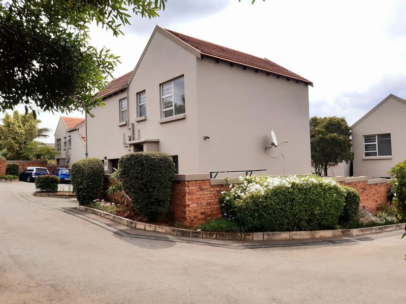 3 bed House in secure complex- Randburg - Photo 2