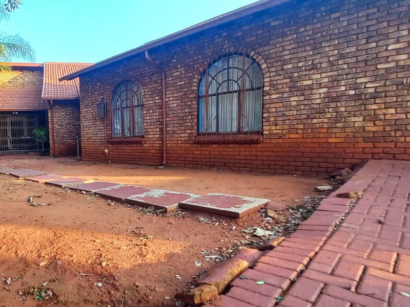 PERFECT FAMILY HOME FOR SALE - Photo 8