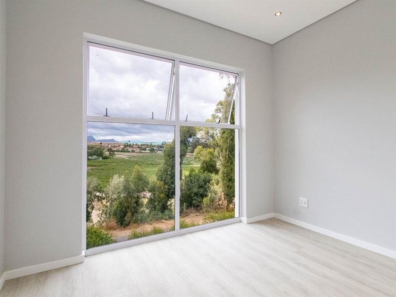 Brand New 3 Bedroom Double-Storey Home, at the foot of Bains kloof pass. - Photo 9