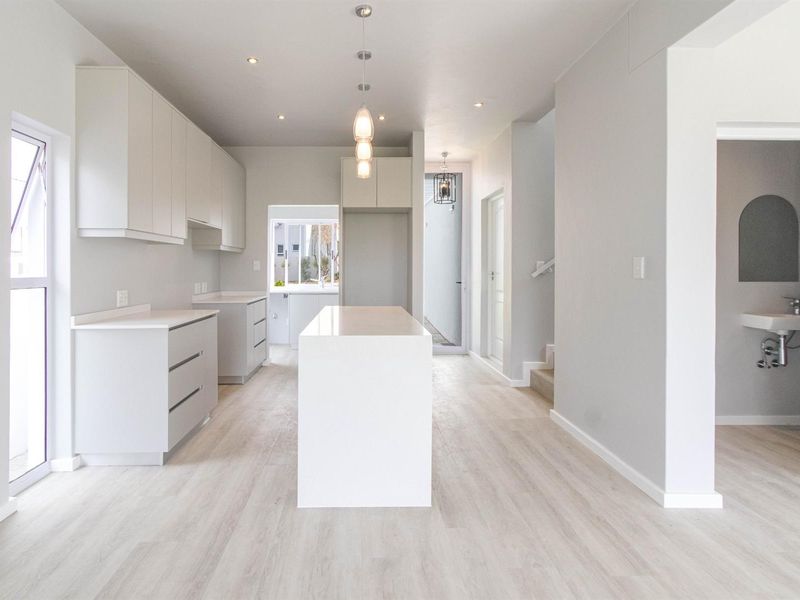 Brand New 3 Bedroom Double-Storey Home, at the foot of Bains kloof pass. - Photo 5