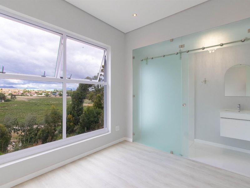 Brand New 3 Bedroom Double-Storey Home, at the foot of Bains kloof pass. - Photo 3