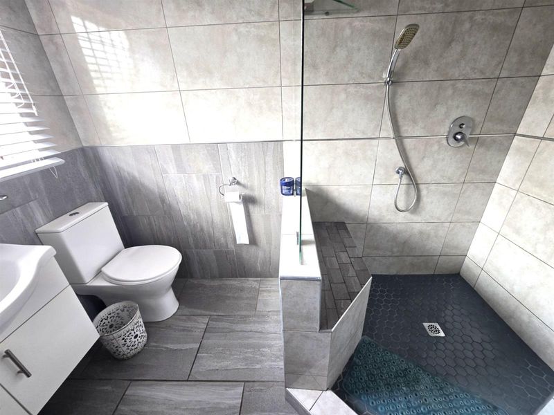 Stunning 3 Bedroom, pet-friendly townhouse for sale. - Photo 9