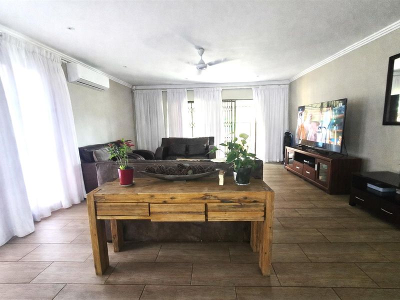 Stunning 3 Bedroom, pet-friendly townhouse for sale. - Photo 2