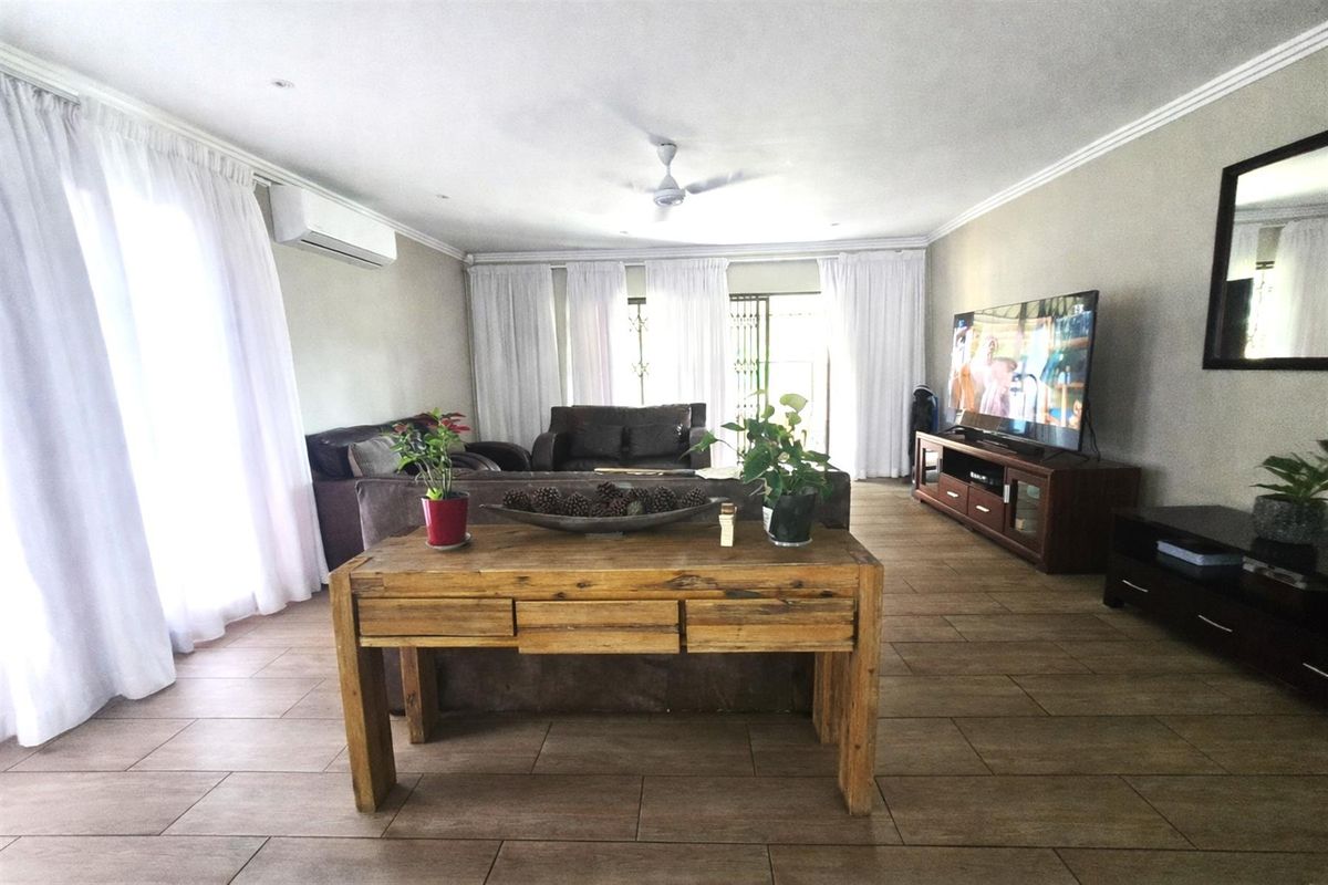 Stunning 3 Bedroom, pet-friendly townhouse for sale. - Photo 2