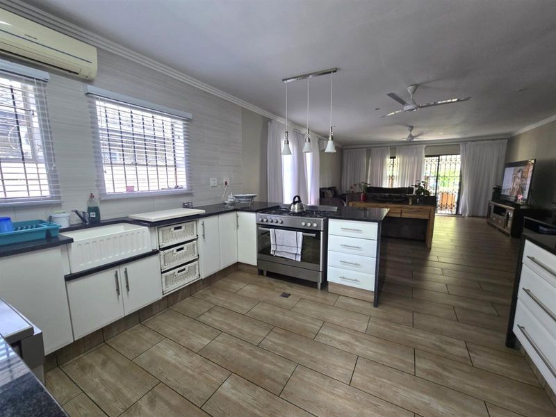 Stunning 3 Bedroom, pet-friendly townhouse for sale. - Photo 4