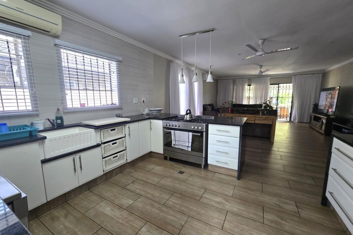 Stunning 3 Bedroom, pet-friendly townhouse for sale. - Photo 4