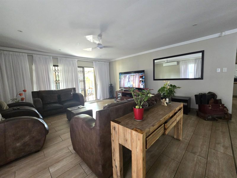 Stunning 3 Bedroom, pet-friendly townhouse for sale. - Photo 3