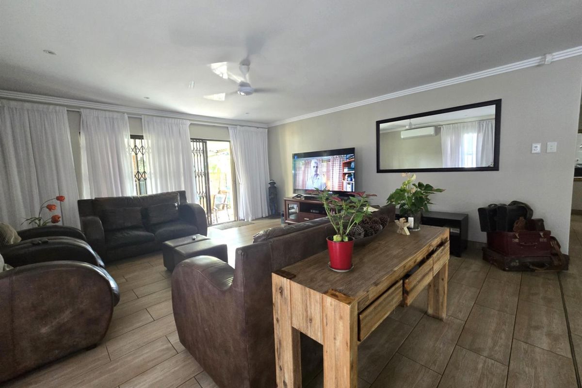 Stunning 3 Bedroom, pet-friendly townhouse for sale. - Photo 3