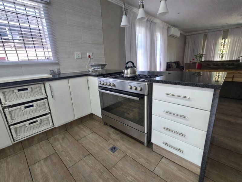 Stunning 3 Bedroom, pet-friendly townhouse for sale. - Photo 5