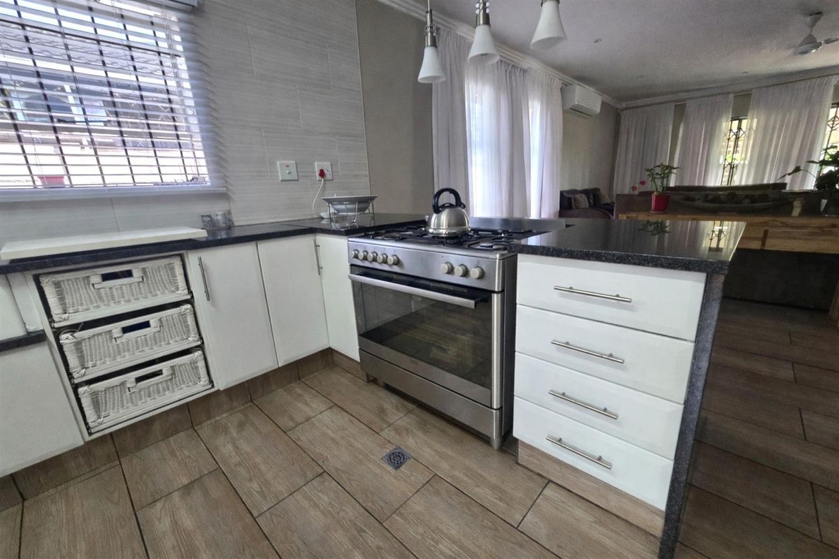 Stunning 3 Bedroom, pet-friendly townhouse for sale. - Photo 5