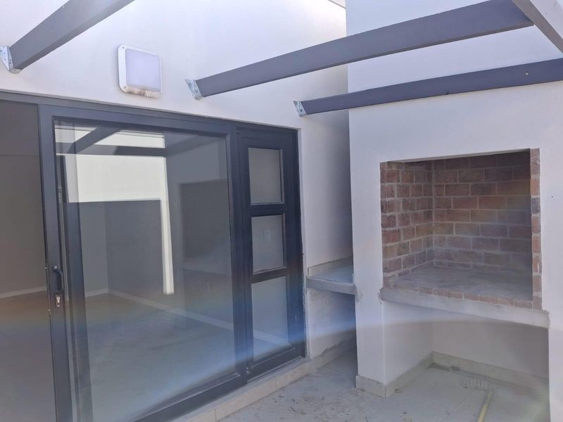 3-Bedroom Beauty in Wildflower Estate - No Transfer Duty! - Photo 6