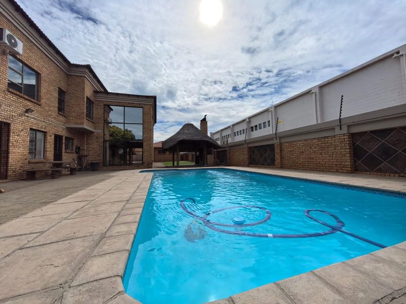 Prestigious 4 Bedroom Double-Storey House with FLATLET - Roylglen Gardens - Photo 2