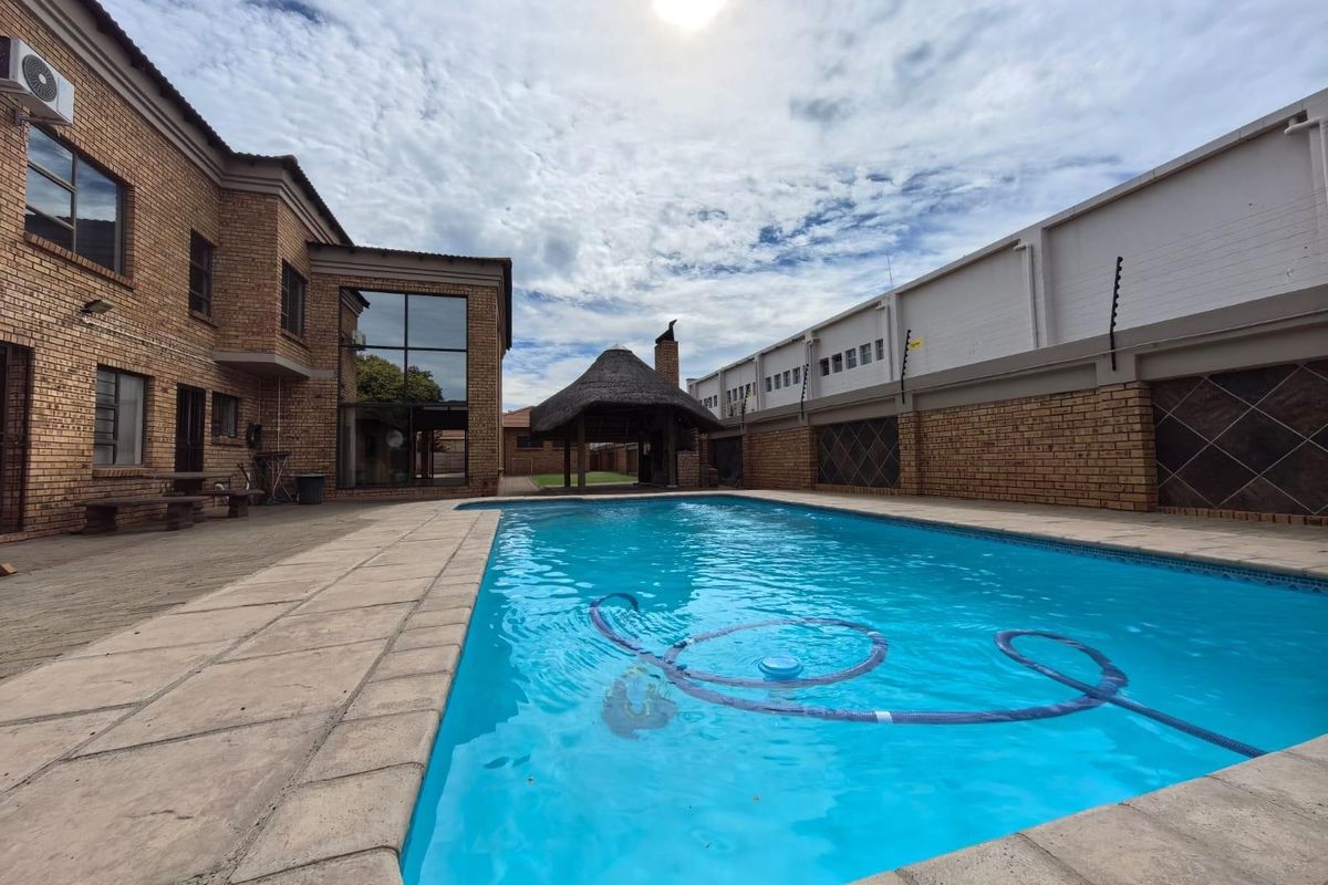 Prestigious 4 Bedroom Double-Storey House with FLATLET - Roylglen Gardens - Photo 2