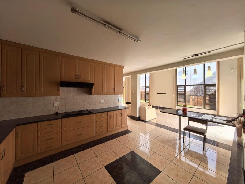 Prestigious 4 Bedroom Double-Storey House with FLATLET - Roylglen Gardens - Photo 10