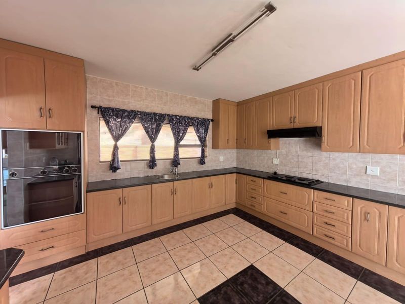 Prestigious 4 Bedroom Double-Storey House with FLATLET - Roylglen Gardens - Photo 9