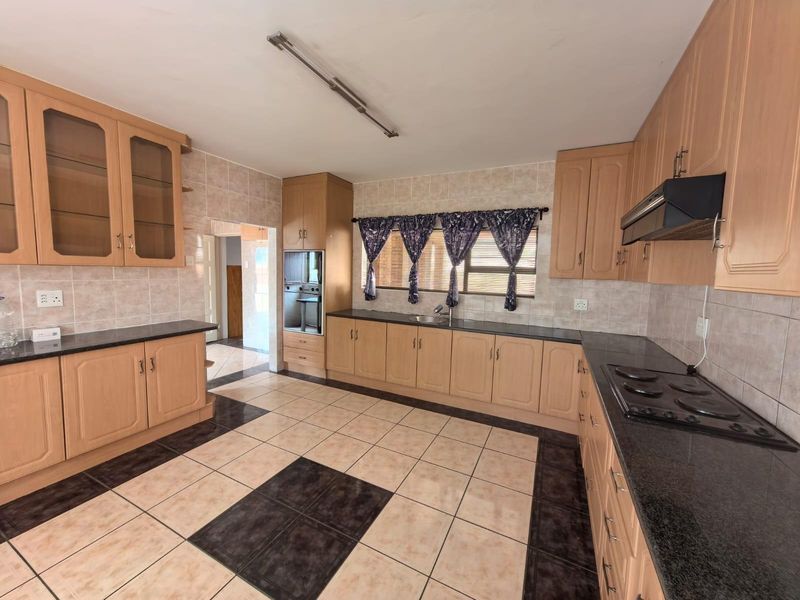 Prestigious 4 Bedroom Double-Storey House with FLATLET - Roylglen Gardens - Photo 8