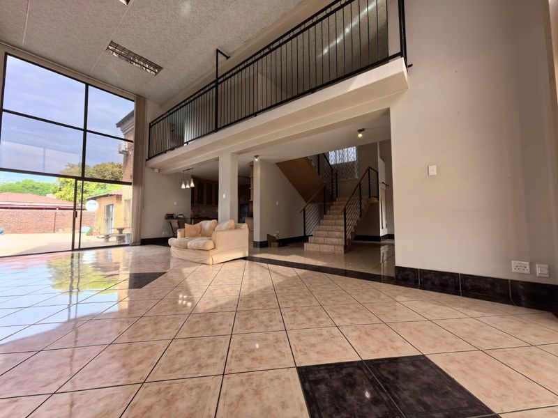 Prestigious 4 Bedroom Double-Storey House with FLATLET - Roylglen Gardens - Photo 5