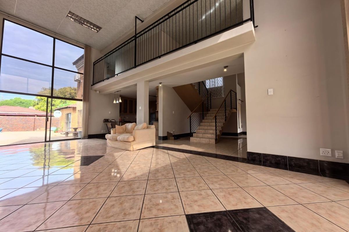 Prestigious 4 Bedroom Double-Storey House with FLATLET - Roylglen Gardens - Photo 5