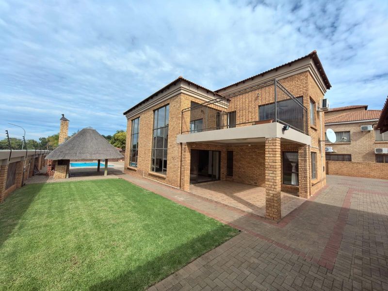 Prestigious 4 Bedroom Double-Storey House with FLATLET - Roylglen Gardens - Photo 4