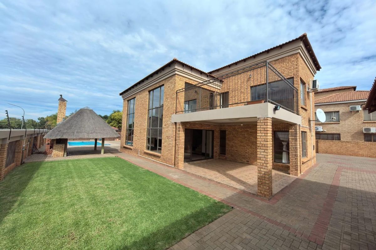 Prestigious 4 Bedroom Double-Storey House with FLATLET - Roylglen Gardens - Photo 4