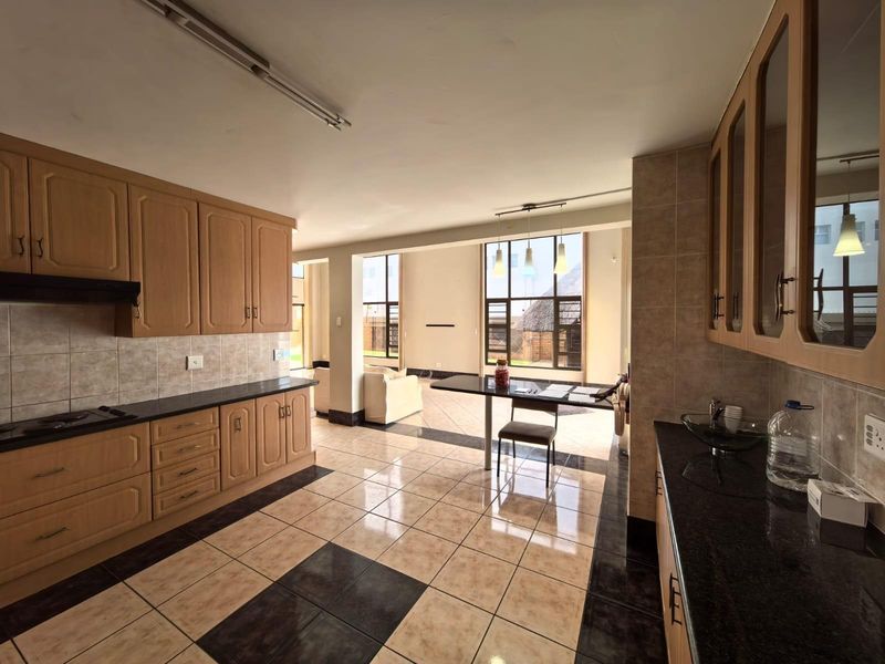 Prestigious 4 Bedroom Double-Storey House with FLATLET - Roylglen Gardens - Photo 7