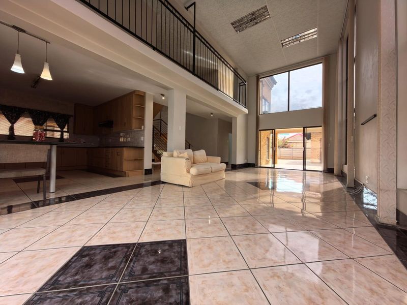 Prestigious 4 Bedroom Double-Storey House with FLATLET - Roylglen Gardens - Photo 6