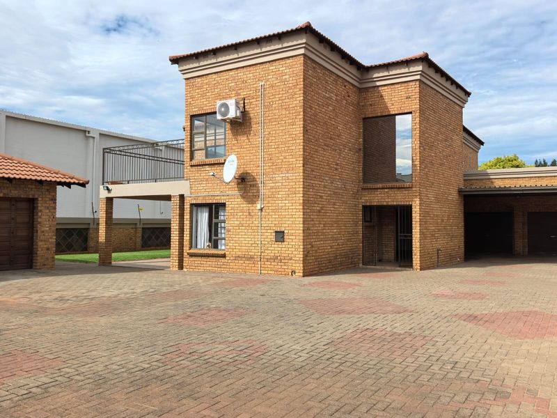 Prestigious 4 Bedroom Double-Storey House with FLATLET - Roylglen Gardens - Photo 3