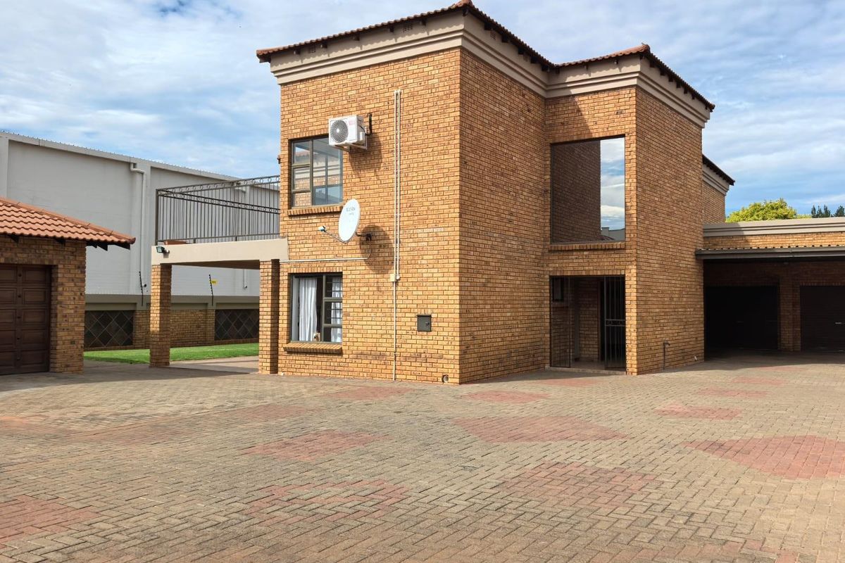 Prestigious 4 Bedroom Double-Storey House with FLATLET - Roylglen Gardens - Photo 3